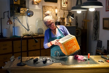 Artieste Zoé Morel is al dertig jaar bezig met upcycling. Sinds vorig jaar heeft ze haar eigen meubelwinkel in de Troonstraat in Elsene.