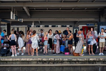 Brusselse jongeren trekken met de trein een dag naar Oostende voor plezier en verkoeling