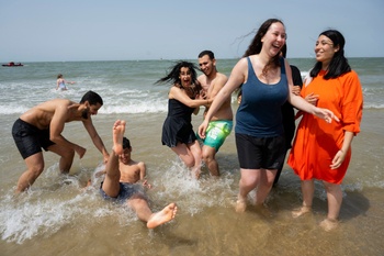 Brusselse jongeren trekken een dag naar Oostende voor plezier en verkoeling