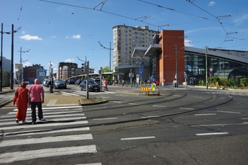 De Ninoofsesteenweg aan het Weststation met op de achtergrond de sociale woonblokken van Cité Machtens uit 1953