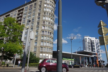 De Ninoofsesteenweg aan het Weststation met op de voorgrond de sociale woonblokken van Cité Machtens uit 1953