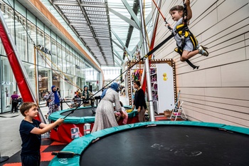 1810 Docks Brussel Trampoline vermaak naast winkels