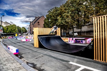 Het uitgebreide skatepark aan Kapellekerk en de Ursulinenstraat Ook hier zijn er wijzigingen aangebracht in het kader van het nieuwe circulatieplan voor de Vijfhoek