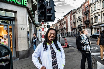 Protest tegen het circulatieplen in Schaarbeek Apotheek apaothekeres Lydie aan de Berenkuil 2500px