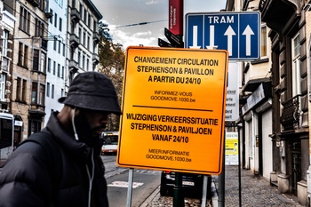 De uitroil van het  circulatieplein in Schaarbeek, hier met borden voor de Stephensonstraat en de Paviljoenstraat