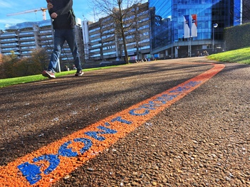 Grensoverschrijdend gedrag aan de VUB: de universiteit diende zelf klacht in tegen studentenkring Solvay. Op de campus aan de Triomflaan loopt ondertussen prominent een sensibiliseringsactie