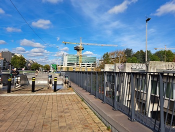 De uitzendmast van de VRT, gezien vanaf het kruispunt van de Reyerslaan met de Diamantlaan, tijdens de verbouwingen in het mediapark