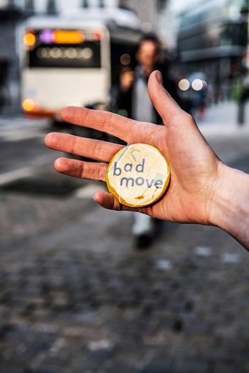 Ontwerpster Valerie Berckmans sluit haar winkel in de Arteveldestraat. Ze toont haar onvrede over Good Move met een badge "Bad Move"