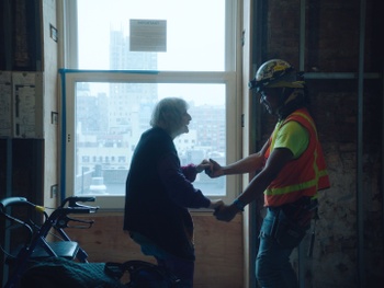 Dreaming Walls, de documentaire film die de Brusselse Amélie van Elmbt maakte over het mythische Chelsea Hotel in New York. Dit is een still met Merle Lister