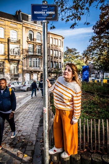 Iraniërs in Brussel: Aran Kamangar-Barhami op het Mahsa Aminiplein in Etterbeek