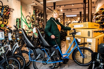 1823 Fiets is nieuwe auto Veronique en haar nieuwe fiets 4