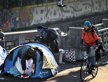 Asielzoekers daklozen in tentjes op de brug over het kanaal aan het Klein Kasteeltje