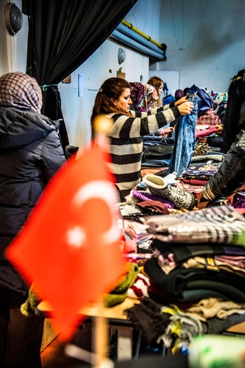 Turkse en Syrische gemeenschap in Brussel na de aardbevingen van 6 februari inzameling hulpgoederen