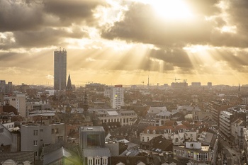 De Brusselse skyline met de Zuidertoren, gezien op 30 januari 2023 vanaf het pas geopende Brucity-gebouw