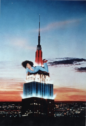 SLT APR Diane von Furstenberg op het Empire State Building voor een Japanse jeans advertentie, rond 1980, Archieven Diane von Furstenberg c Ara Gallant