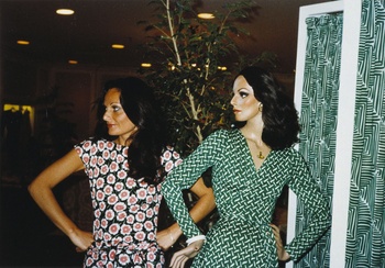 SLT APR Diane von Furstenberg naast een mannequin naar haar evenbeeld, rond 1977