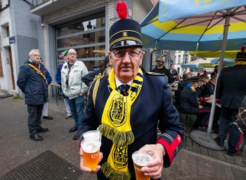 Zondag 16 april 2023: pintjes drinken na de Zwanze Parade ter gelegenheid van de 125ste verjaardag van voetbalclub Union Saint-Gilloise