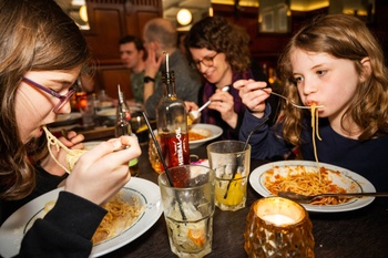 Café Monk: Fran eet er spaghetti met haar kinderen