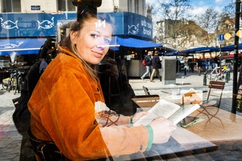 Café Monk: Sofie Janssens leest er een boek aan het raam