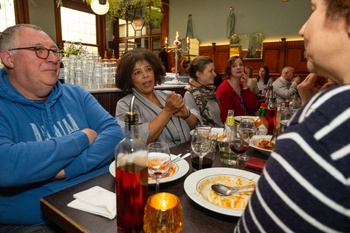 Café Monk: gezellig samen spaghetti eten met vrienden aan tafel