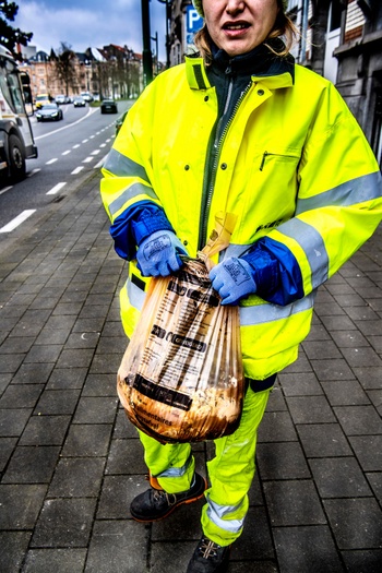 Verplicht sorteren van huisvuil: ophaling van de oranje zak met voedingsafval door Net Brussel