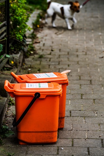 Verplicht sorteren van huisvuil: ophaling van de oranje zak/oranje container met voedingsafval door Net Brussel