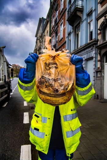 Verplicht sorteren van huisvuil: ophaling van de oranje zak met voedingsafval door Net Brussel