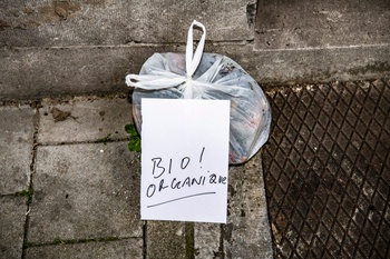 Verplicht sorteren van huisvuil: ophaling van de oranje zak met voedingsafval door Net Brussel.