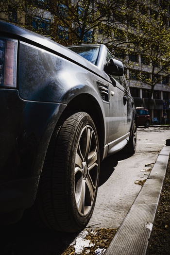 Een SUV (Sport Utility Vehicule) in Brussel.