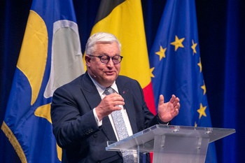 Guy Vanhengel (Open VLD), ondervoorzitter van het Brussels Parlement, tijdens de viering van het Irisfeest op 6 mei 2023 in de hoofdzetel van Leefmileiu Brussel op de site van Thurn & Taxis