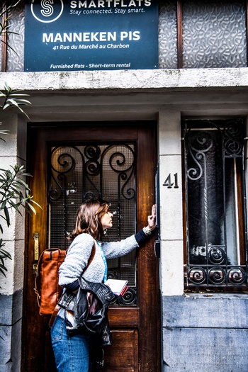 Inspecteur Sieglinde Ruelens controleert Airbnb opstedenbouwkundige overtredingen