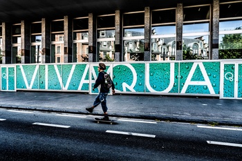 Een skateboarder passeert langs de hoofdzetel van Vivaqua, vlakbij Brussel-Centraal