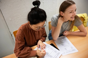 Toneelklas Nederlandstalig volwassenenonderwijs Lethas: dramalessen voor anderstaligen