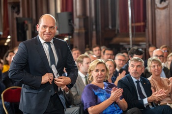 Philippe Close met op de achtergrond Liesbeth Homans, Filip Dewinter en Joke Schauvlieghe tijdens de 11-juliviering in het stadhuis van Brussel