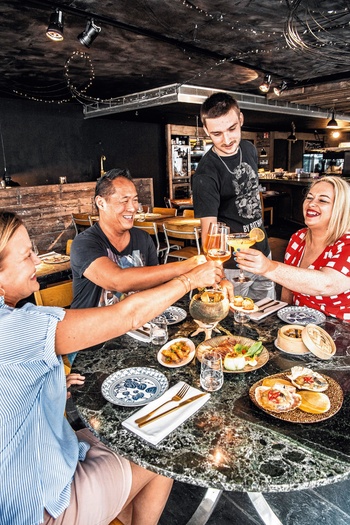 Foodsharing in restaurant Humphrey van uitbaters Julie De Block en Glen Ramaekers