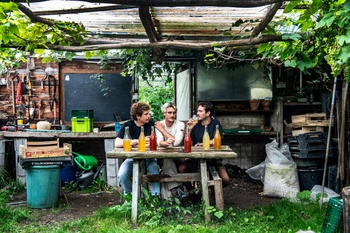 Arthur Tixhon, Gary Schwarts en Pablo Crutzen Diaz zijn de initiatiefnemers van het festival Pompompom, vol cider en muziek