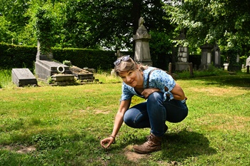 Botanicus Annelies Jacobs op de begraafplaats van Brussel in Evere