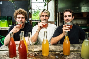 Arthur Tixhon, Gary Schwarts en Pablo Crutzen Diaz zijn de initiatiefnemers van het festival Pompompom, vol cider en muziek