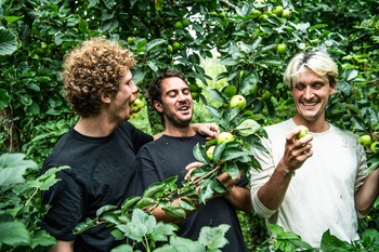 Arthur Tixhon, Gary Schwarts en Pablo Crutzen Diaz zijn de initiatiefnemers van het festival Pompompom, vol cider en muziek