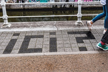 Straatpoëzie aan de Koolmijnenkaai