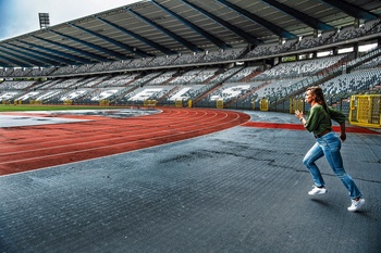 Memorial Van Damme 2023: tornooidirecteur en -ex-topatlete Kim Gevaert op de nieuwe atletiekpiste in het Koning Boudewijnstadion