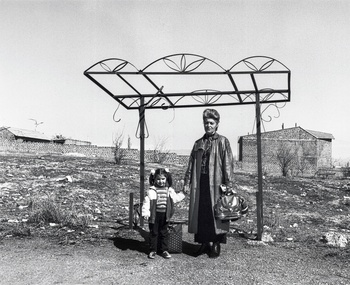 Bus Stops, Erevan-Parakar, Armenia, 2004, gelatin silver print, een foto van Ursula Schulz-Dornburg