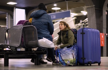 Sarah en Elisabeth van de "vzw Straatverplegers/asbl Infirmiers de rue" zoeken daklozen op aan het Zuidstation in november 2019