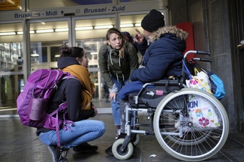 Sarah en Elisabeth van de "vzw Straatverplegers/asbl Infirmiers de rue" zoeken daklozen op aan het Zuidstation in november 2019