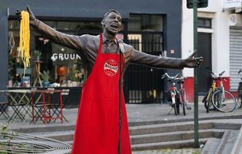 Campagne Brussel Helpt 2023 ten voordele van vzw Straatverplegers: het standbeeld van Jacques Brel.