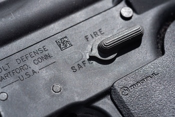 Een AR-15, een Amerikaans semi-automatisch oorlogswapen met safety switch