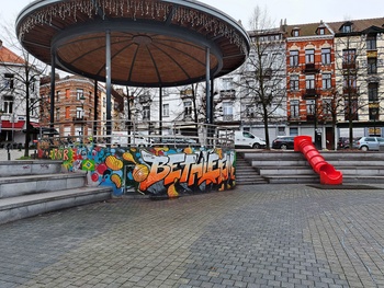 Het Bethlehemplein in Sint-Gillis, met graffiti 'Bethléem @ jeunesse 1060' op de kiosk