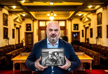 1871 Helden Christos burgemeester met portret van zijn overleden ouders 3