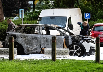 Uitgebrand autowrak in de Zaadstraat in Sint-Jans-Molenbeek na een eerdere schietpartij in het kader van drugsgeweld.