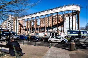 De voormalige Citroengarage, uitgekleed voor volledige renovatie naar Kana-Centre Pompidou